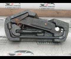 KIT EMERGENZA ATTREZZI SOLLEVATORE RUOTA TOYOTA AY