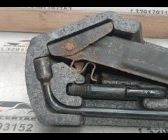 KIT EMERGENZA ATTREZZI SOLLEVATORE RUOTA TOYOTA AY