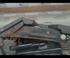 KIT EMERGENZA ATTREZZI SOLLEVATORE RUOTA TOYOTA AY - 7