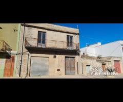 Castelvetrano, fabbricato con ampio giardino e cor - 7