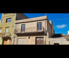 Castelvetrano, fabbricato con ampio giardino e cor - 8