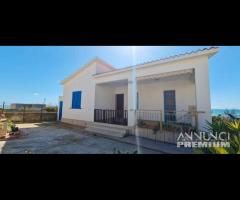 Triscina villa con giardino oltre veranda v. mare