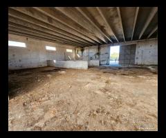 CAPANNONE TERRENO e Villa con piscina - 12