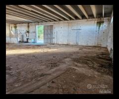 CAPANNONE TERRENO e Villa con piscina - 13