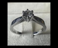 ANELLO SOLITARIO ORO BIANCO 18kt. CON DIAMANTE