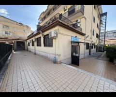 Locale Commerciale 100 Mq con corte Esterna