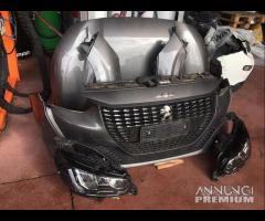 Peugeot 208 2021 frontale completo