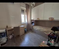 Camera luminosa e arredata tutto incluso zona - 6