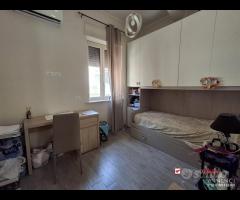 Camera luminosa e arredata tutto incluso zona - 9