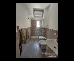 Camera luminosa e arredata tutto incluso zona - 11