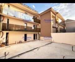 Appartamento con cortile e terrazzo ingresso indip