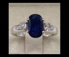 ANELLO ORO 18kt. CON DIAMANTI E ZAFFIRO BLU OVALE