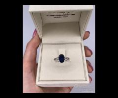 ANELLO ORO 18kt. CON DIAMANTI E ZAFFIRO BLU OVALE