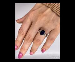 ANELLO ORO 18kt. CON DIAMANTI E ZAFFIRO BLU OVALE - 6