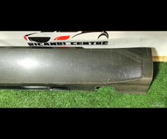 8X23-F10608-A MINIGONNA RIVESTIMENTO SOTTOPORTA Dx