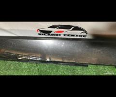 8X23-F10608-A MINIGONNA RIVESTIMENTO SOTTOPORTA Dx