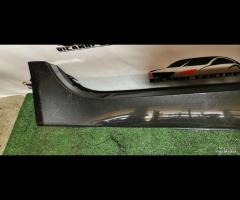 8X23-F10608-A MINIGONNA RIVESTIMENTO SOTTOPORTA Dx