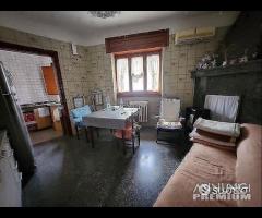 Intero stabile con garage - 14