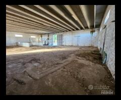 CAPANNONE TERRENO e Villa con piscina - 8