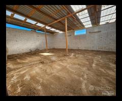 CAPANNONE TERRENO e Villa con piscina - 11