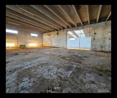 CAPANNONE TERRENO e Villa con piscina - 18