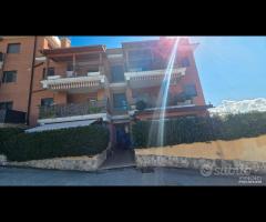 Cave, con serra solare, giardino e garage