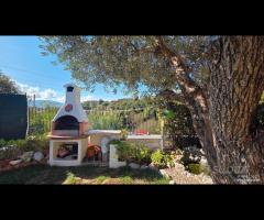 Cave, con serra solare, giardino e garage