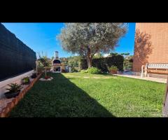 Cave, con serra solare, giardino e garage