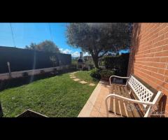 Cave, con serra solare, giardino e garage