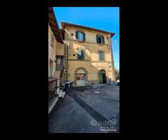 Cave, piano terra ristrutturato e molto comodo