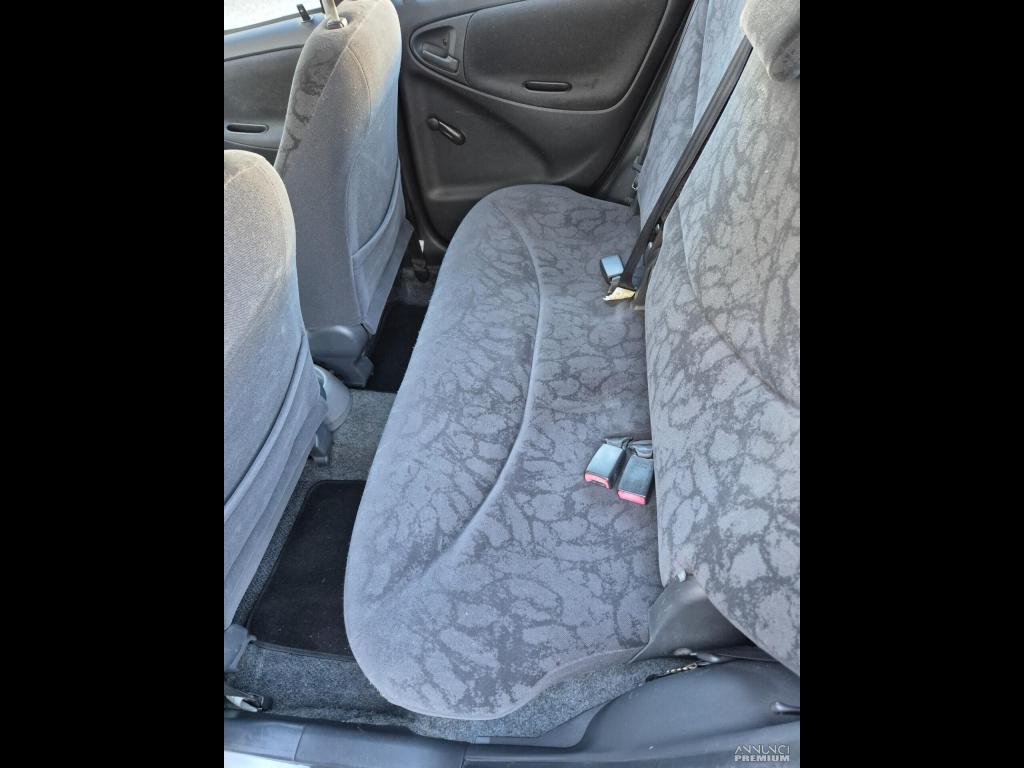 Toyota Yaris 1.0i 16V cat 5 porte - 17/21