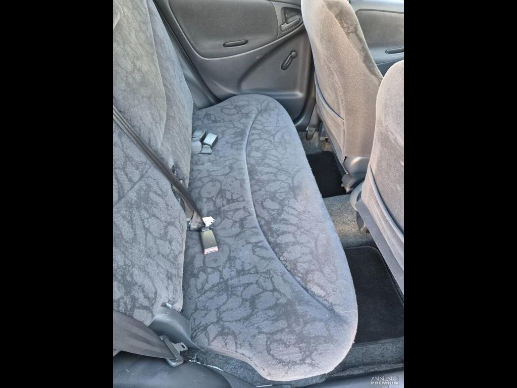 Toyota Yaris 1.0i 16V cat 5 porte - 19/21