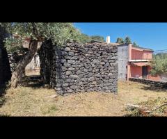 Ruderi con terreno a Presa-Piedimonte Etneo
