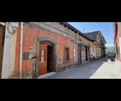 Casa singola con cortile e garage a Linguaglossa