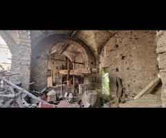 Antico casale con terreno a Carrubba di Giarre