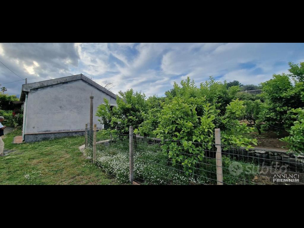 Casa di campagna con terreno a Santa Venerina - 8/12