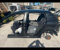 Ricambi dacia sandero scocca per tagliata.