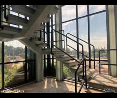 TERRA CIELO SU 4 PIANI AD USO DIREZIONALE/UFFICI