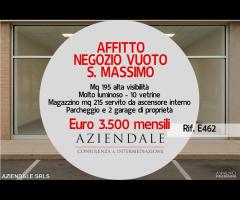 AZIENDALE-NEGOZIO 10 VETRINE-MAGAZZINO-PARCHEGGIO