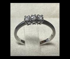 ANELLO TRILOGY ORO BIANCO 18kt. E DIAMANTI