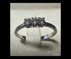 ANELLO TRILOGY ORO BIANCO 18kt. E DIAMANTI