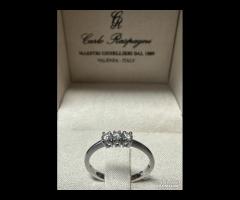ANELLO TRILOGY ORO BIANCO 18kt. E DIAMANTI