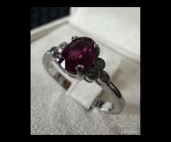 ANELLO ORO BIANCO 18kt. CON DIAMANTI E RUBINO