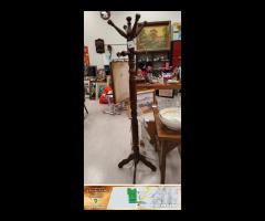 Codice: 8249 APPENDIABITI STILE CLASSICO IN NOCE