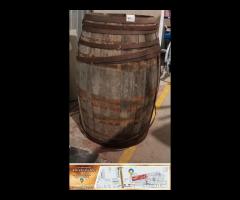 Codice: 260913 ANTICA BOTTE IN LEGNO CON CERCHIAT
