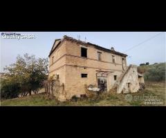 RUSTICO da RISTRUTTURARE a Camerata Picena