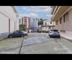 Via P. Castelli, quadrivani e posto auto