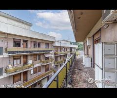 Via P. Castelli, quadrivani e posto auto - 8