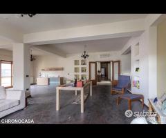 Via P. Castelli, quadrivani e posto auto - 12