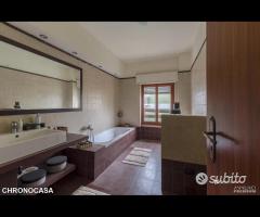 Via P. Castelli, quadrivani e posto auto - 14